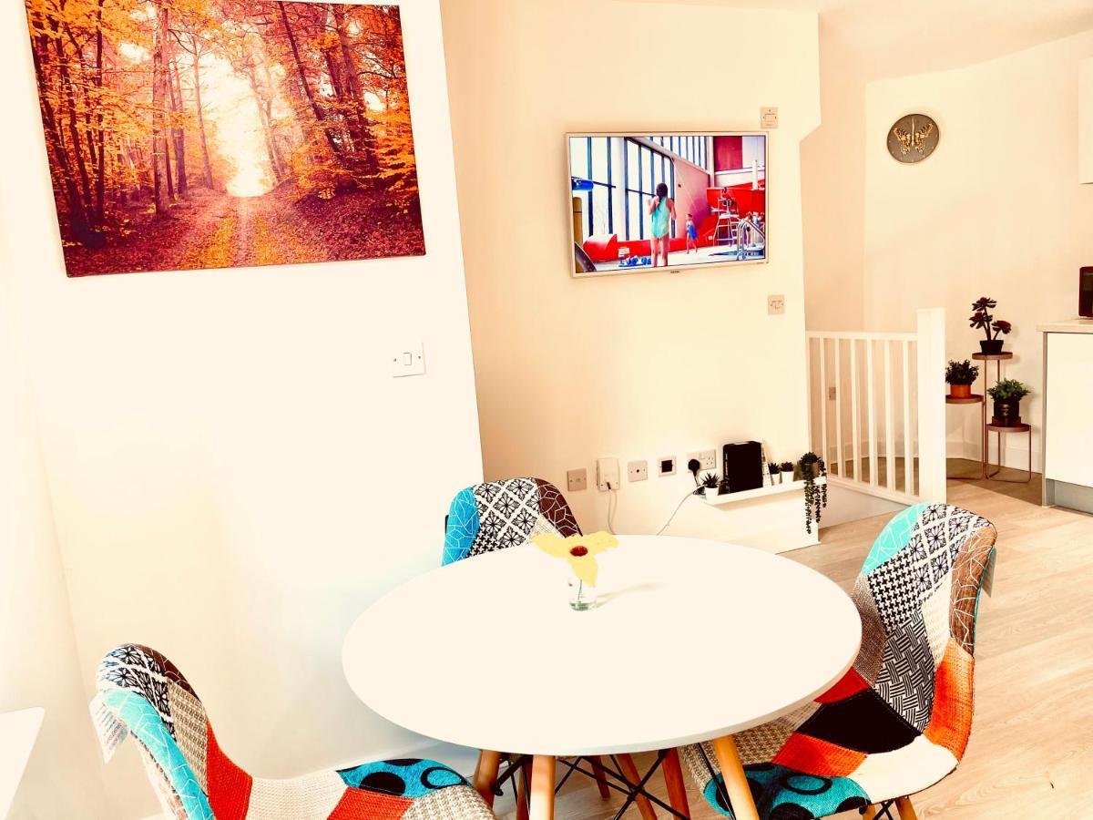 Modern Townhouse, Sleeps 4 With Parking Διαμέρισμα Wakefield Εξωτερικό φωτογραφία
